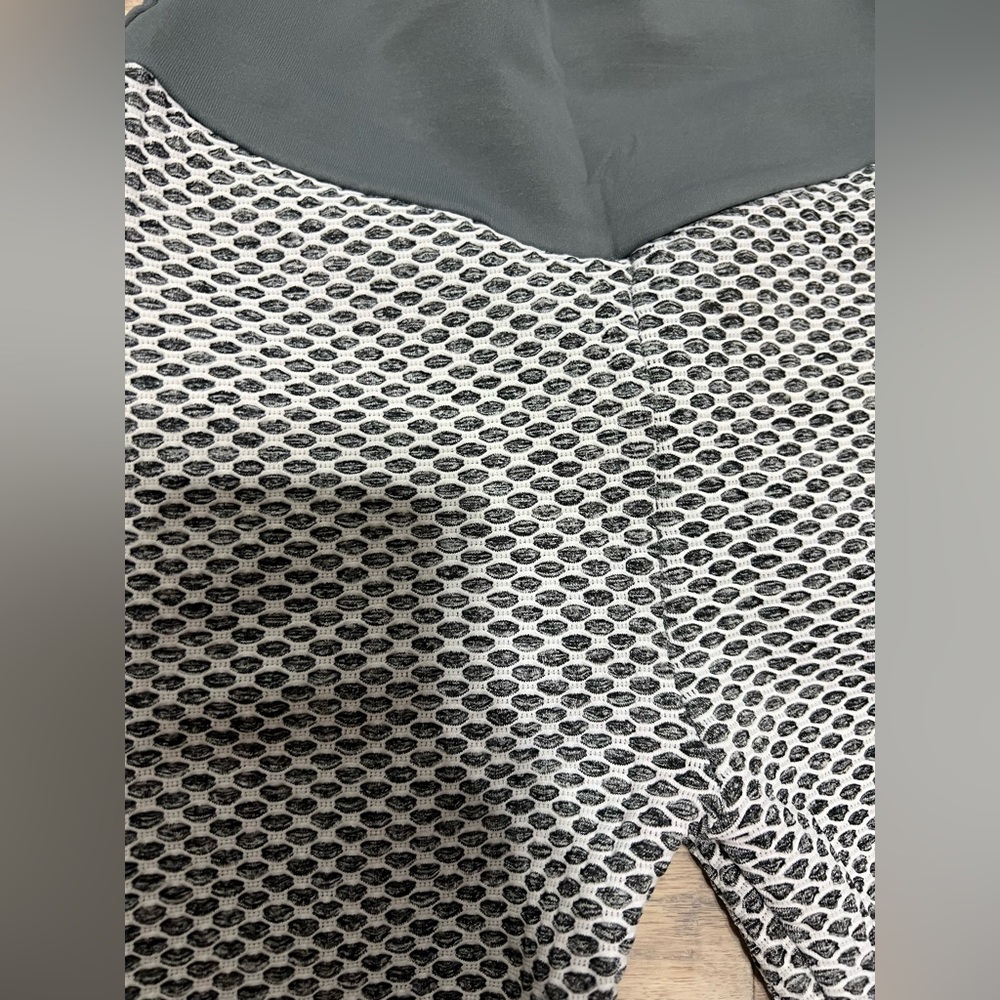 Women's Gray Textured Leggings - Picture 6 of 10
